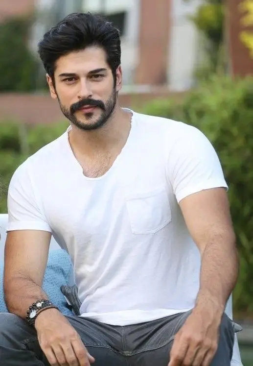 Viața lui Burak Özçivit 