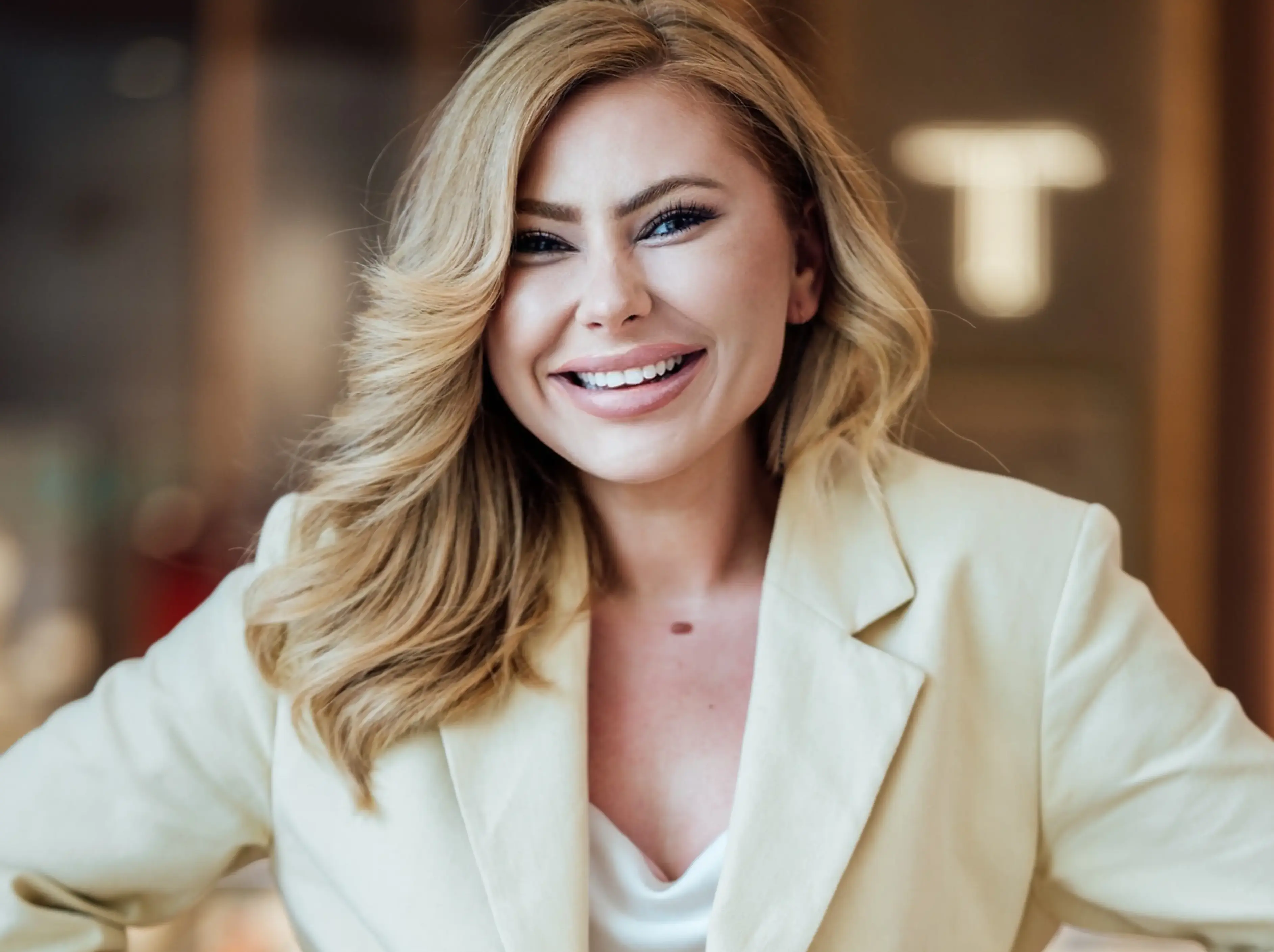 „Pentru mine, bijuteriile nu sunt doar obiecte, ci emoții și povești care rămân.” Flavia Marin, femeia care a vândut diamante pe oceane și acum își construiește propriul vis