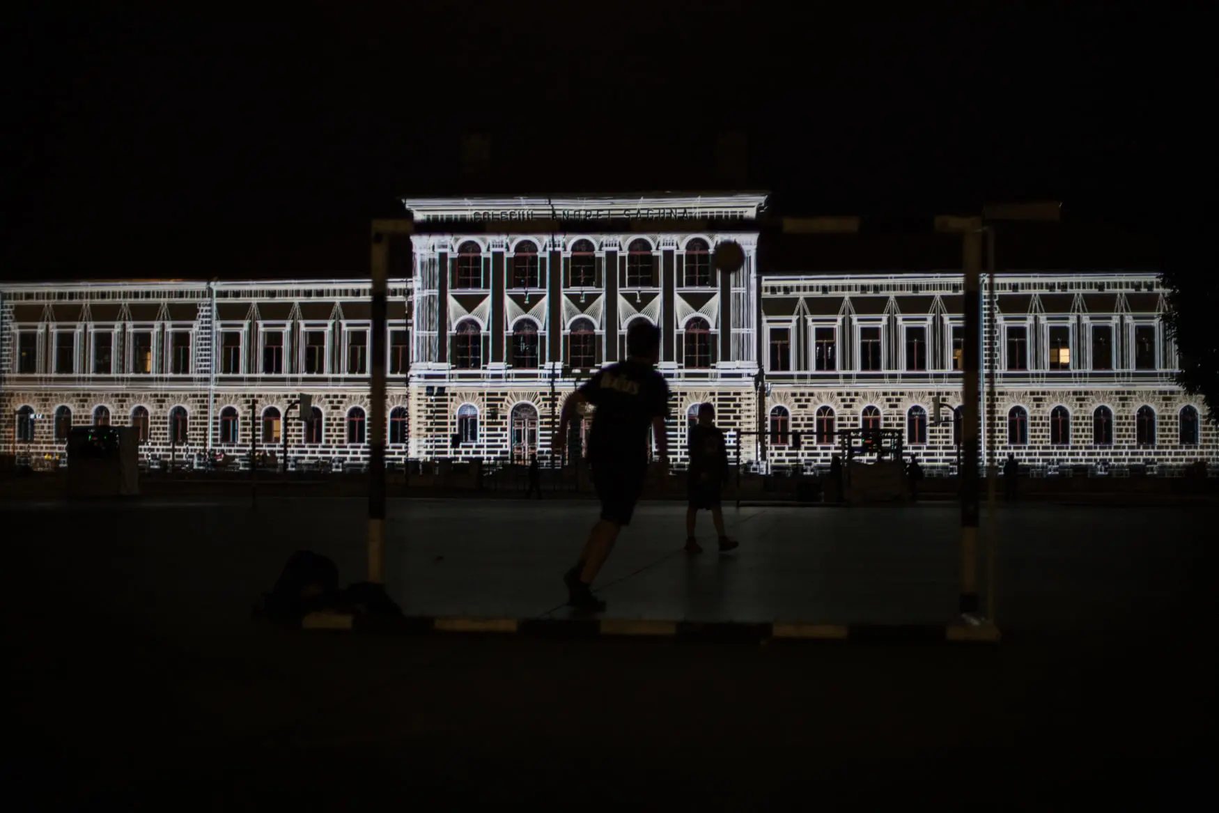 De la publicitate la artă. Răzvan Pascu: „Alege-ți o chestie și aruncă-te în ea, satisfacția te va alimenta să descoperi tot mai mult și vei intra într-un ciclu virtuos”