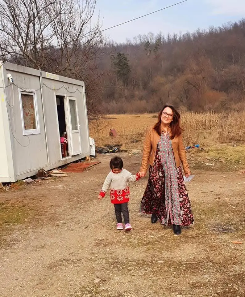 „Un copil nu e vinovat că tatăl lui merge și dă în cap la altul. Copilul ăla merită o șansă”. Cine este Daciana Loi, profesoara care a transformat durerea altora în misiunea vieții ei