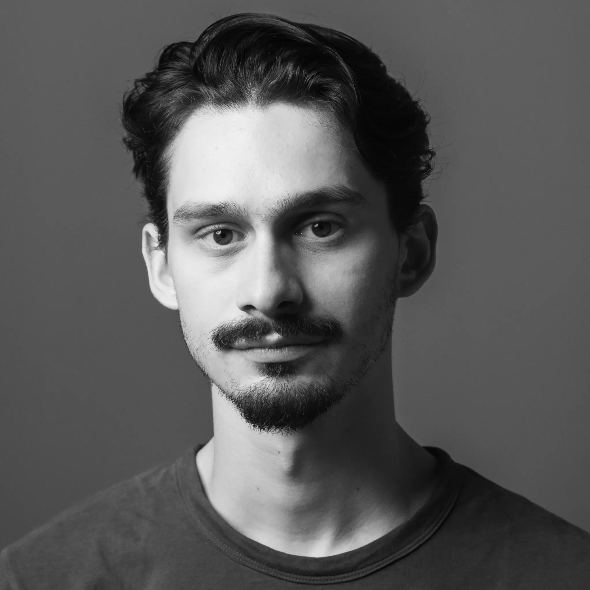Iosif Paștina, actor: „Microrealitatea cetățeanului meu mă ajută să spun pe scenă toate frustrările pe care probabil le simt”