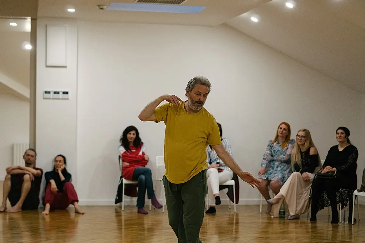 Coregraful britanic Steve Batts aduce la Iași spectacolul „How To Watch Dancing (Looking Away From The Naked Emperor)” 