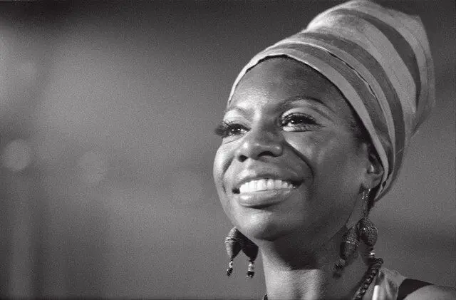 Viața lui Nina Simone, povestea unei voci care a cântat frumusețea și furia lumii