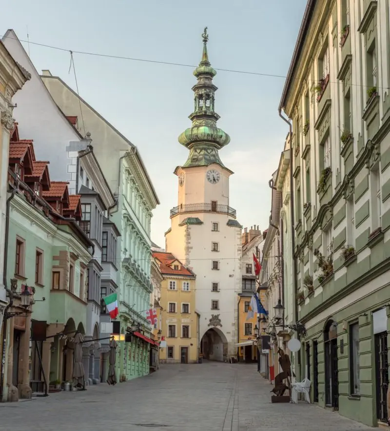 Viața în Bratislava, capitala în care trecutul comunist dansează cu prezentul boem