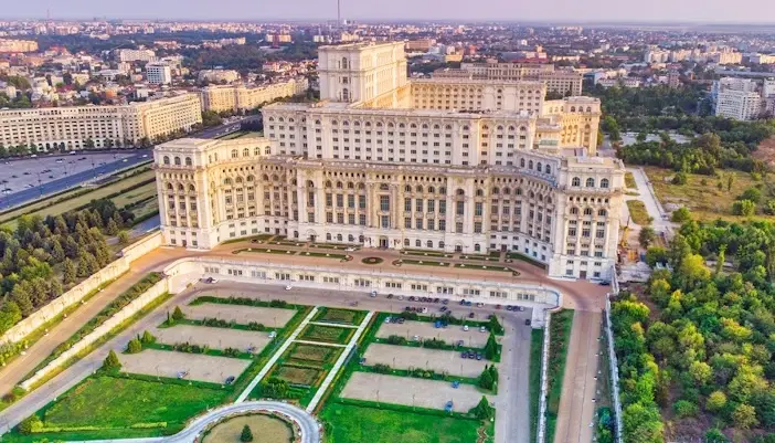 Știai că Palatul Parlamentului este vizibil din spațiu: 10 mituri și adevăruri despre clădirea care a devenit simbol al Bucureștiului