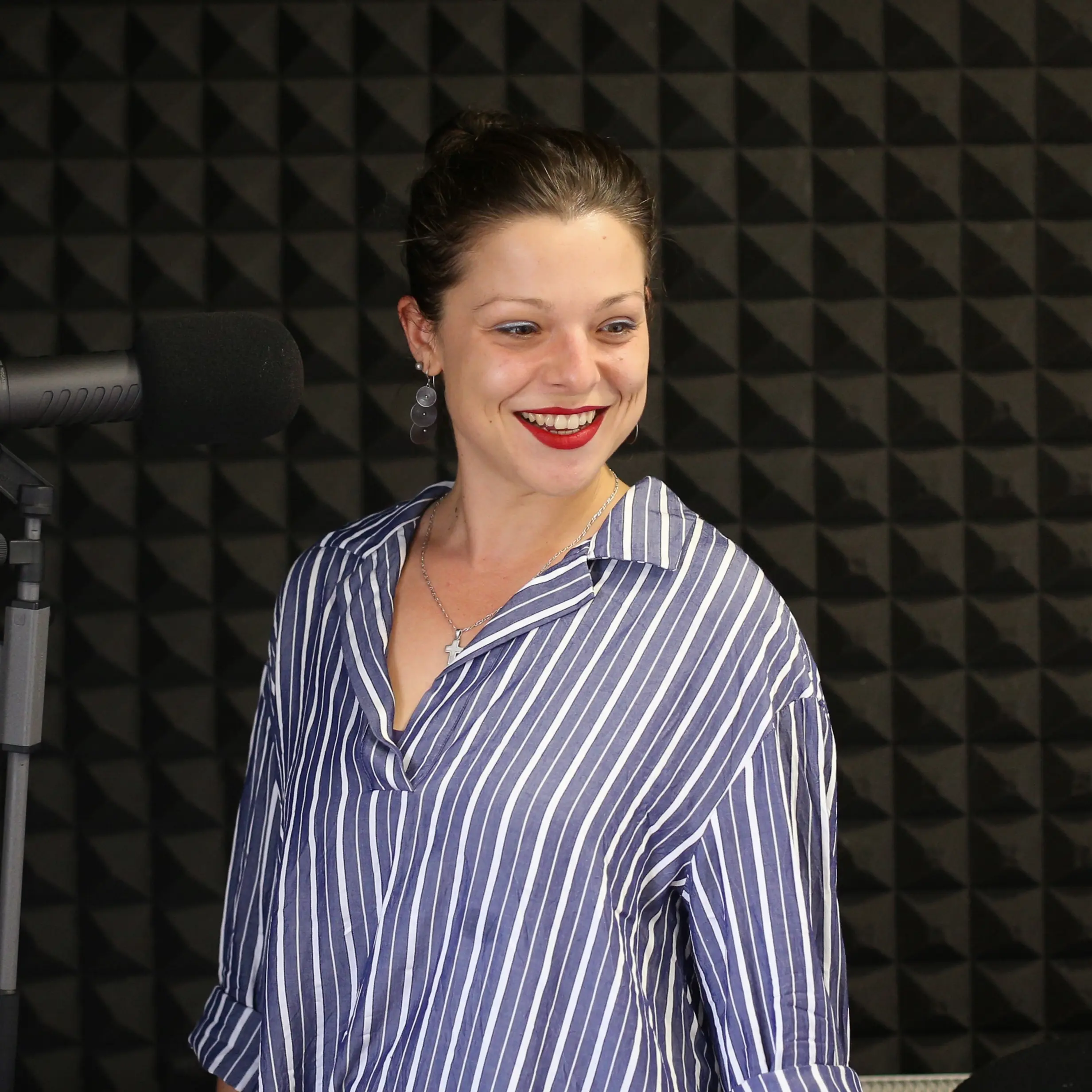 Când ești fiica Corinei Șuteu, cultura nu e o alegere, e o moștenire. Dar Elvira Lupșa a transformat moștenirea în revoluție: a adus la București prima expoziție majoră despre jocurile video și arta viitorului