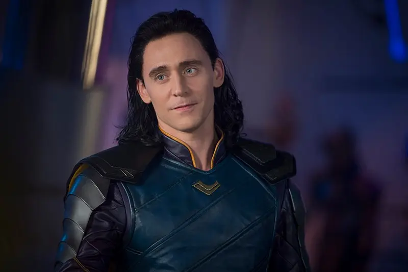 Viața lui Tom Hiddleston: actorul ce a transformat vulnerabilitatea în forță și inteligența în magnetism