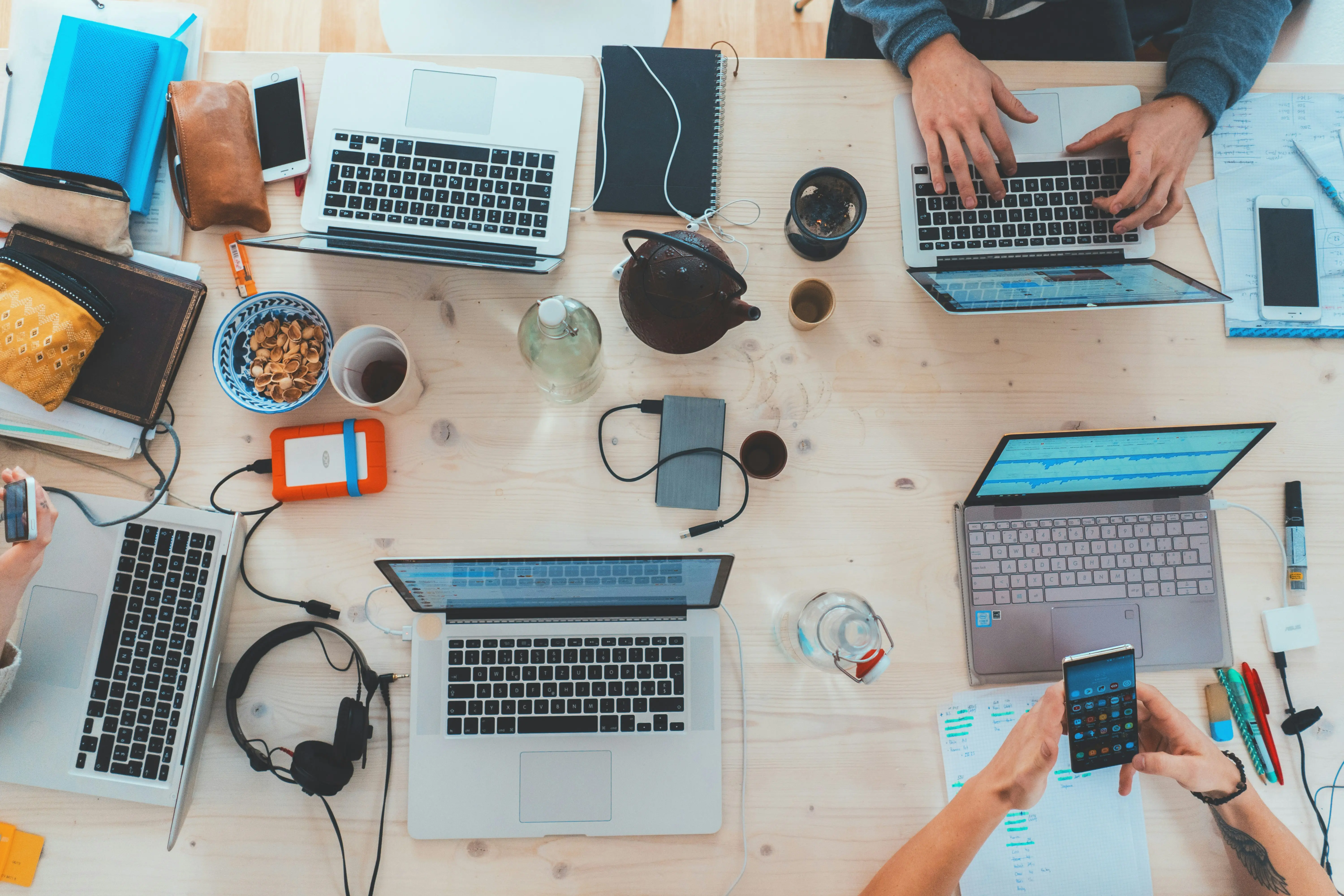 Evenimentele sociale din România se orientează spre participare digitală mixtă