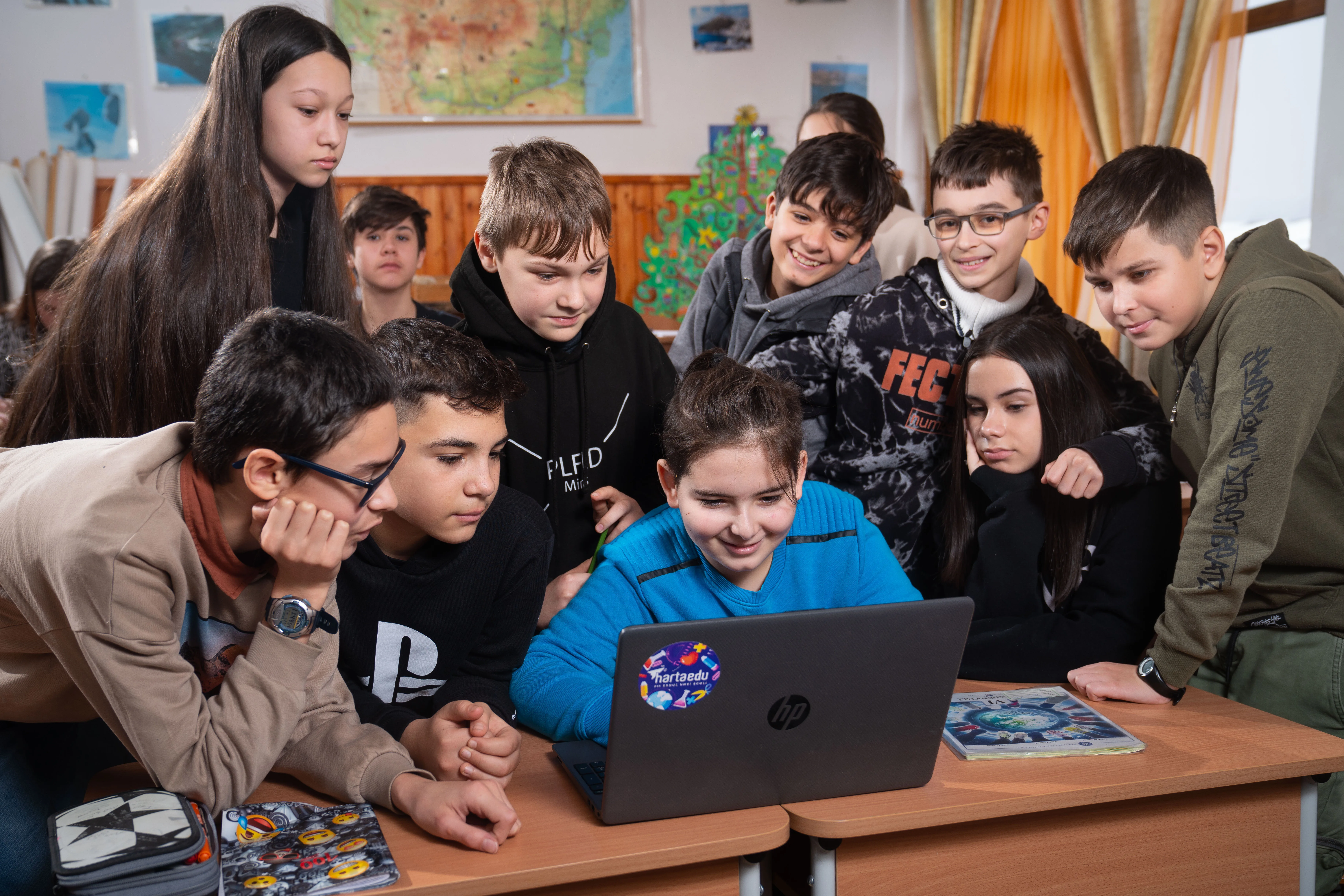 „Nu tot ce zboară se mănâncă”. Lecția de care copiii au nevoie într-o lume plină de provocări online