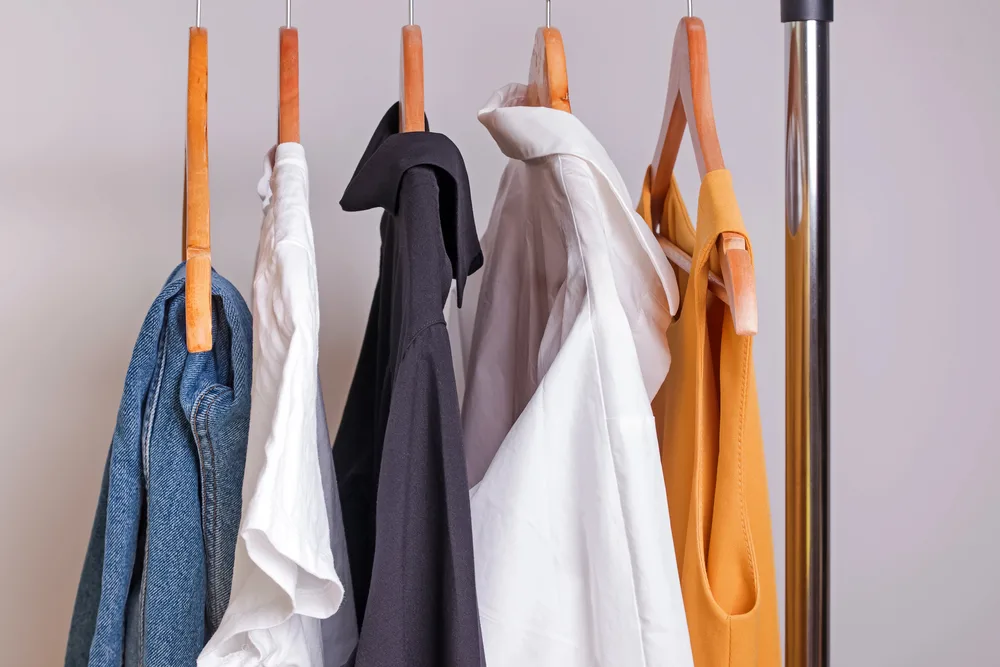 Capsule wardrobe: nu e o dietă, e o filozofie. Cum îți construiești garderoba care lucrează pentru tine, nu invers