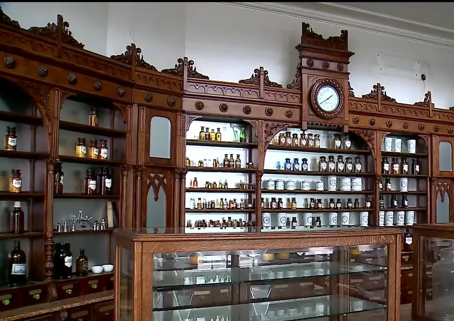 Cea mai veche farmacie cu laborator din București: povestea locului înființat în 1925 de Gheorghe Hotăranu