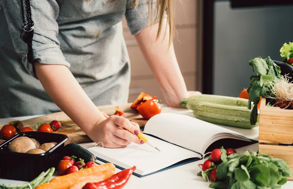 Gătit cu resturi (Zero Waste Gourmet): cum transformi surplusul de mâncare în preparate premium