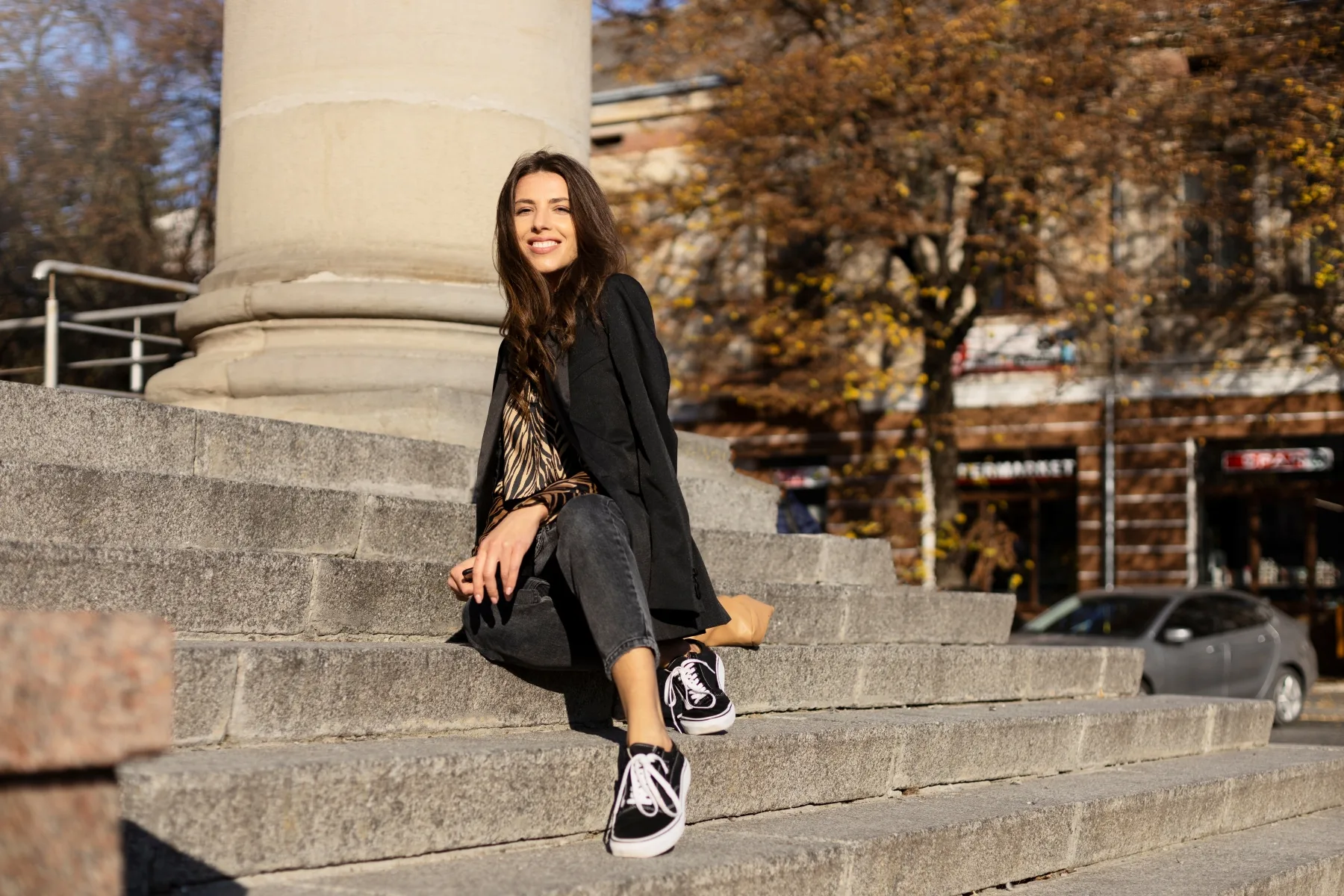 Sneakers-ii și cultura urbană – cum alegem piesa centrală a ținutei?