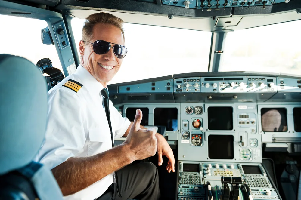 Cât câștigă un pilot de linie: salarii reale, diferențe între companii și ce înseamnă, de fapt, această meserie