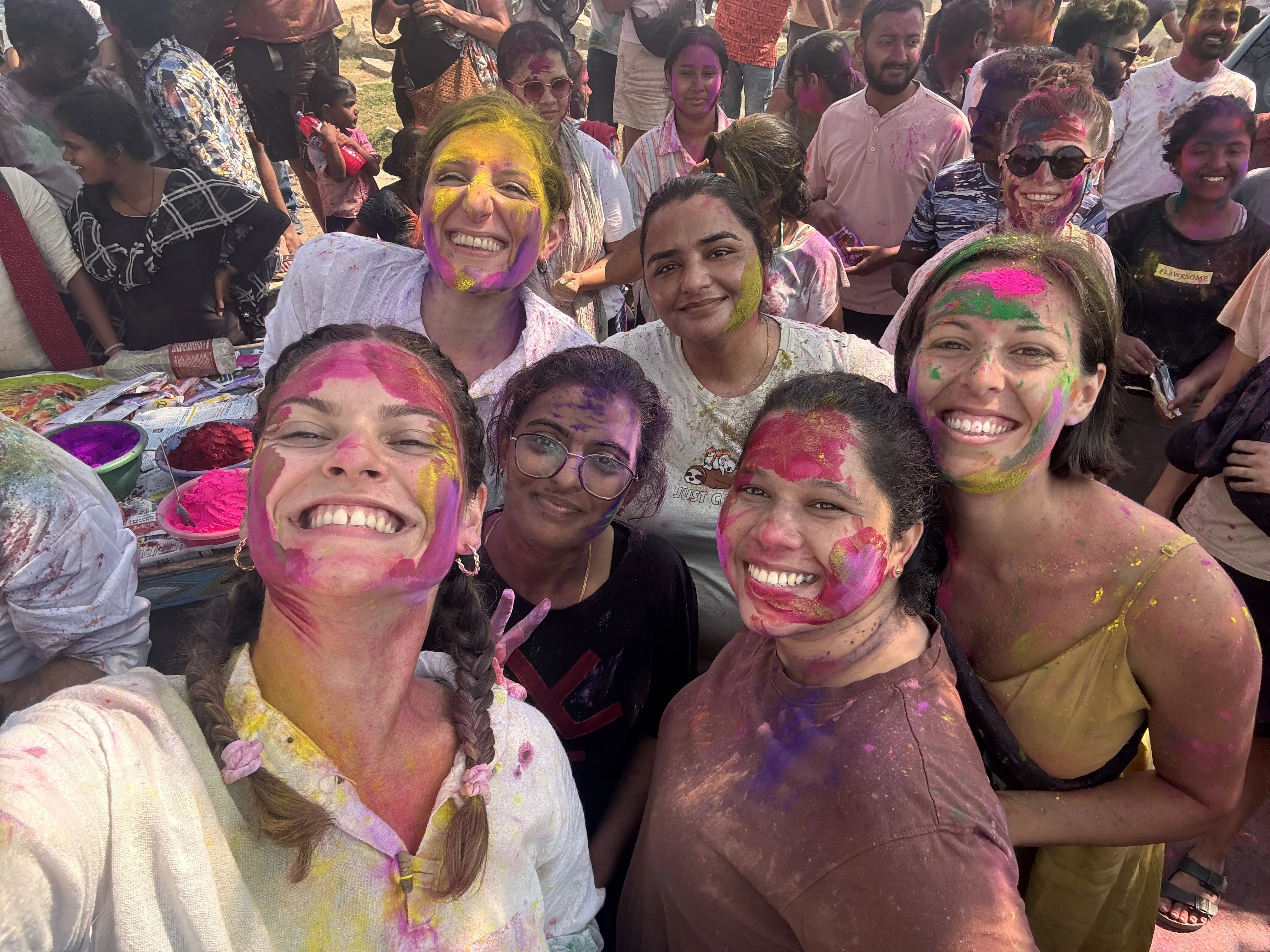 A plecat în America pentru a strânge bani să plece singură în lume. Lavinia Dănilă: familiile din Sri Lanka, Festivalul Holi și Dia de los Muertos mi-au schimbat viața