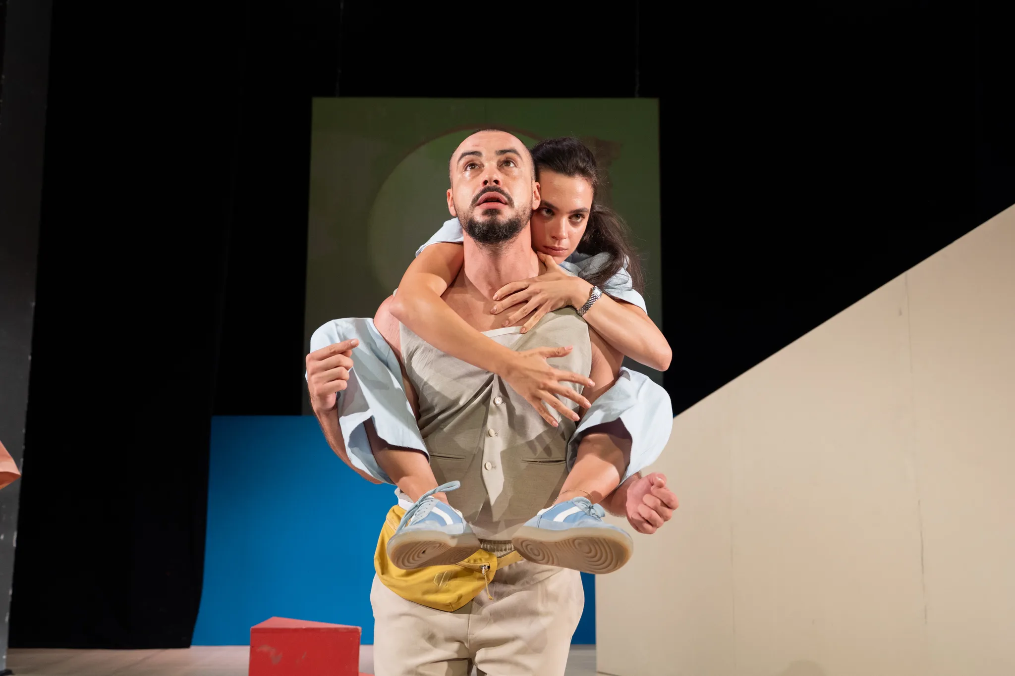 Sânziana Stoican și „Comedia erorilor”: despre identitate, haosul contemporan și teatrul care ne obligă să ne privim mai atent