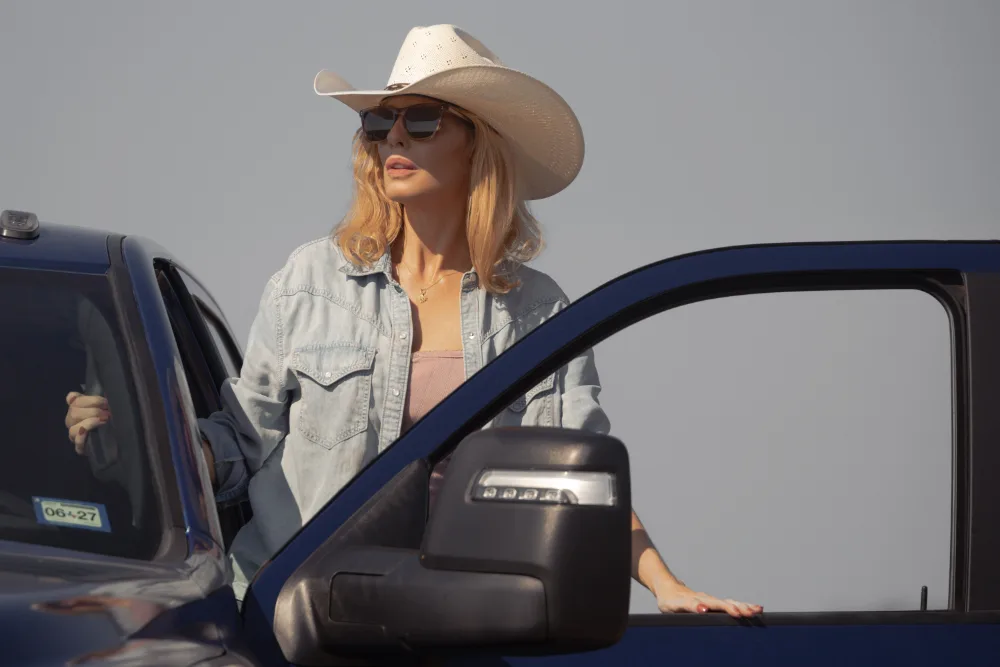 Vreau să trăiesc în garderoba lui Beth Dutton vara asta
