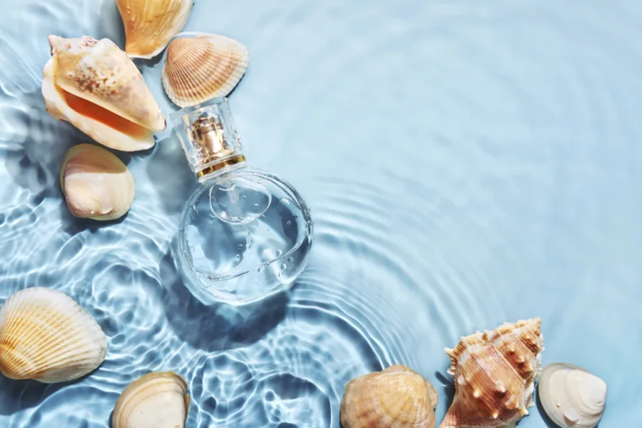 Dacă marea ar încăpea într-o sticlă: parfumuri care amintesc de vară