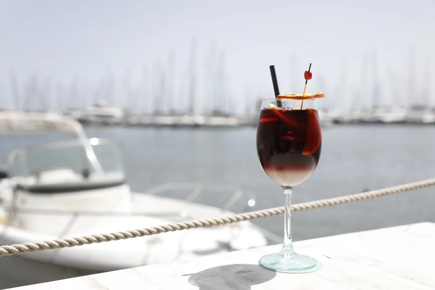 Tinto de verano, cocktailul lejer pe care o să vrei să îl bei toată vara