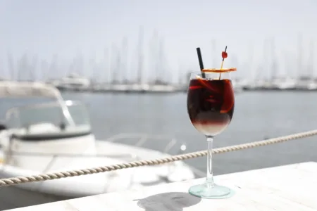 Tinto de verano, cocktailul lejer pe care o să vrei să îl bei toată vara