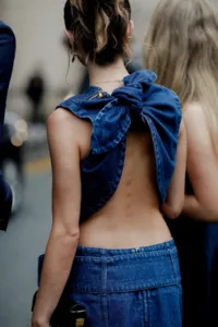 Denim on denim: piese pe care să le porți toamna aceasta