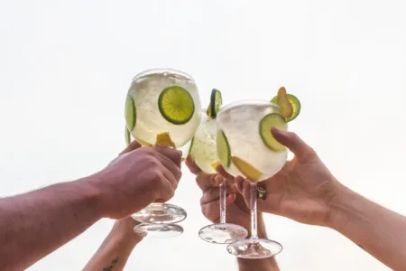 3 cocktailuri lejere cu gust de vară
