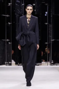 Costumul: o reinterpretare la feminin în viziunea designerului Sarah Burton