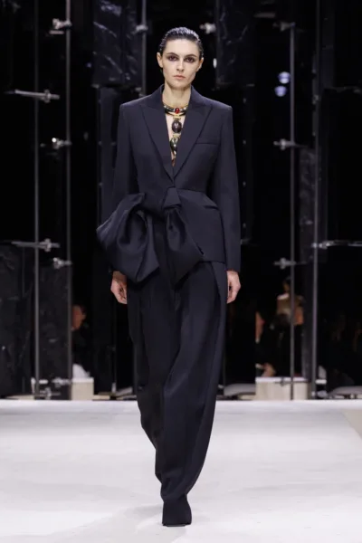 Costumul: o reinterpretare la feminin în viziunea designerului Sarah Burton