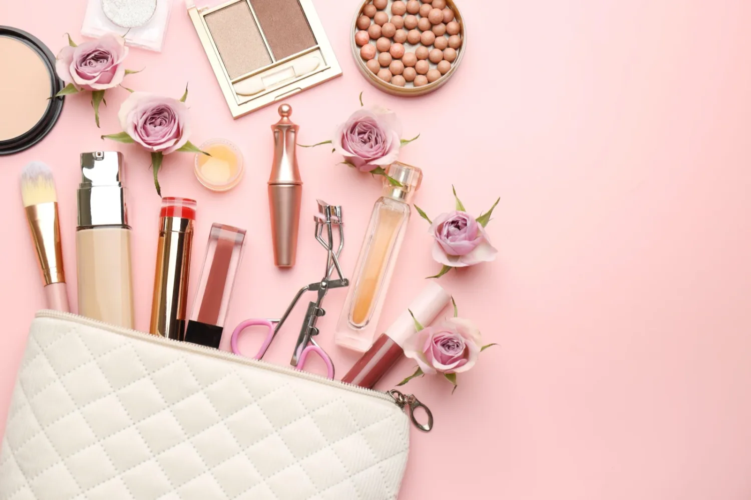 Beauty Survival Kit: produse pe care să le porți mereu cu tine în geantă