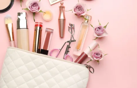Beauty Survival Kit: produse pe care să le porți mereu cu tine în geantă