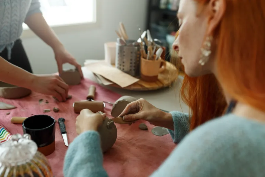 Hobbymaxxing: trendul care te întoarce la hobby-uri și te oprește din pierdut timpul pe net
