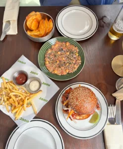 Micul bistro cu burger campion din strada Speranței