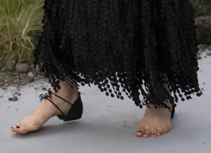 Naked shoe: originea pantofilor fără talpă ne trimite înapoi la finalul anilor ’90