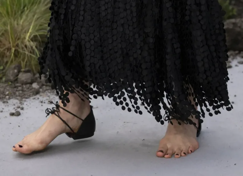 Naked shoe: originea pantofilor fără talpă ne trimite înapoi la finalul anilor ’90
