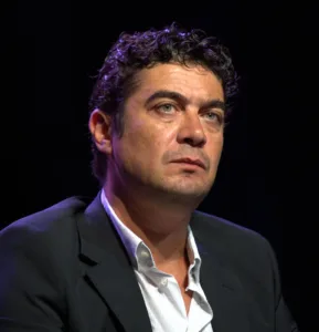 Riccardo Scamarcio: „Bărbații construiesc mituri. Femeile construiesc case.”