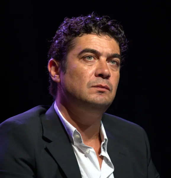 Riccardo Scamarcio: „Bărbații construiesc mituri. Femeile construiesc case”
