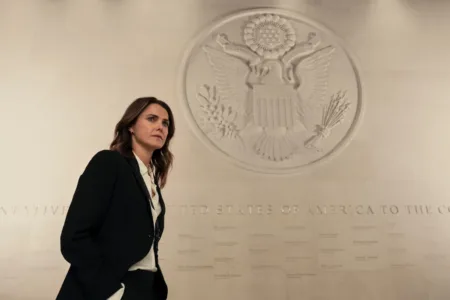 De ce să vezi noul sezon The Diplomat. O femeie în costum negru schimbă jocurile puterii 