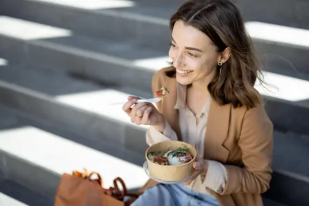 Fata de la birou mănâncă o salată. Eu de ce mă simt vinovată că mi-am comandat paste?