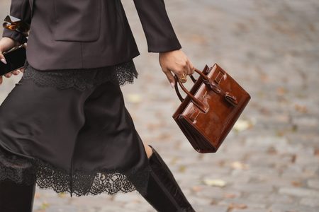 Cum îți aduci personalitatea la job: stilul office nu înseamnă să treci neobservată