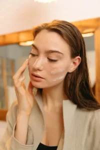 Peptidele sunt peste tot. Am întrebat un dermatolog cum ajută la sănătatea pielii