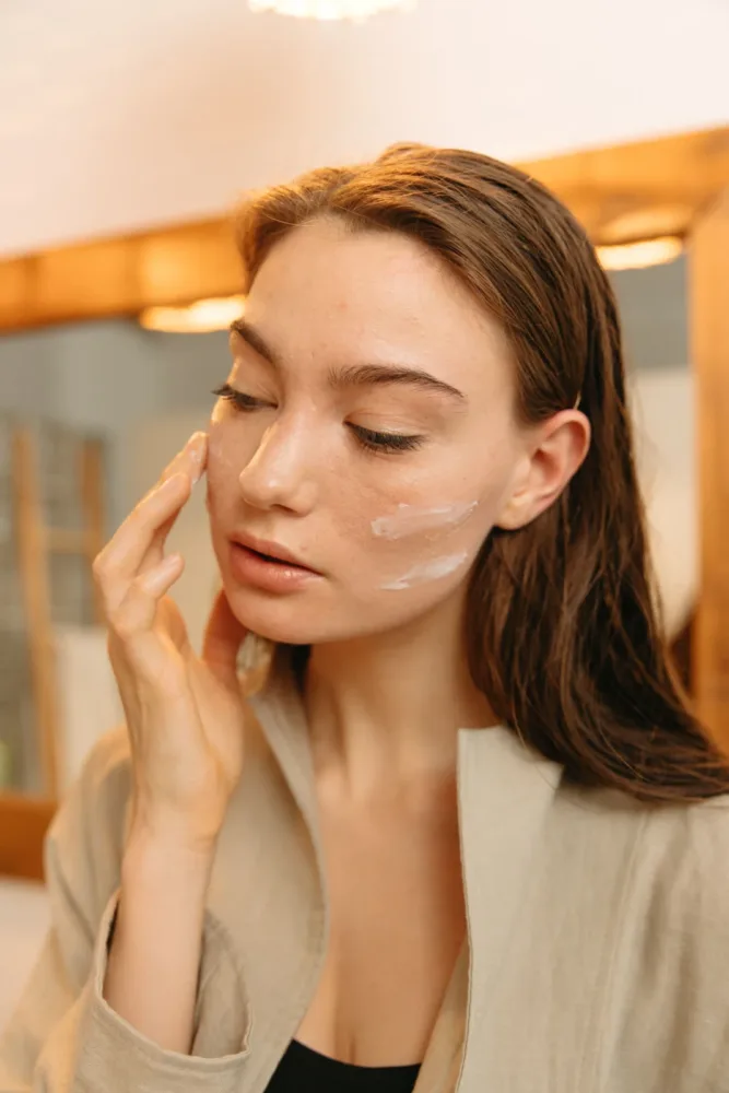 Peptidele sunt peste tot. Am întrebat un dermatolog cum ajută la sănătatea pielii